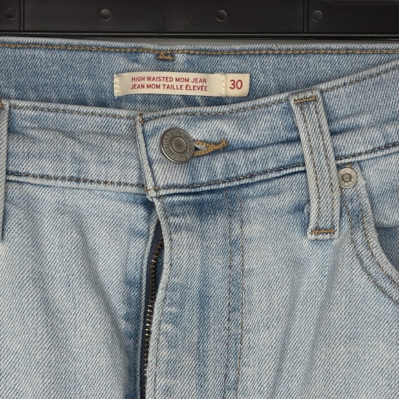 LEVIS Women’s Stretch High Waisted Mom Light Blue Jeans. Sz 30. - Picture 2 of 5
